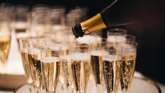 シャンパンとスパークリングワインの違いは味？おすすめの選び方も解説！