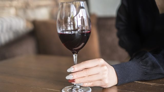 ワイングラスの持ち方のマナーとは？女性が絶対に知っておくべき心得！