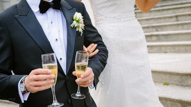 結婚祝いにワインやワイングラスのプレゼントを贈る時のポイントは？