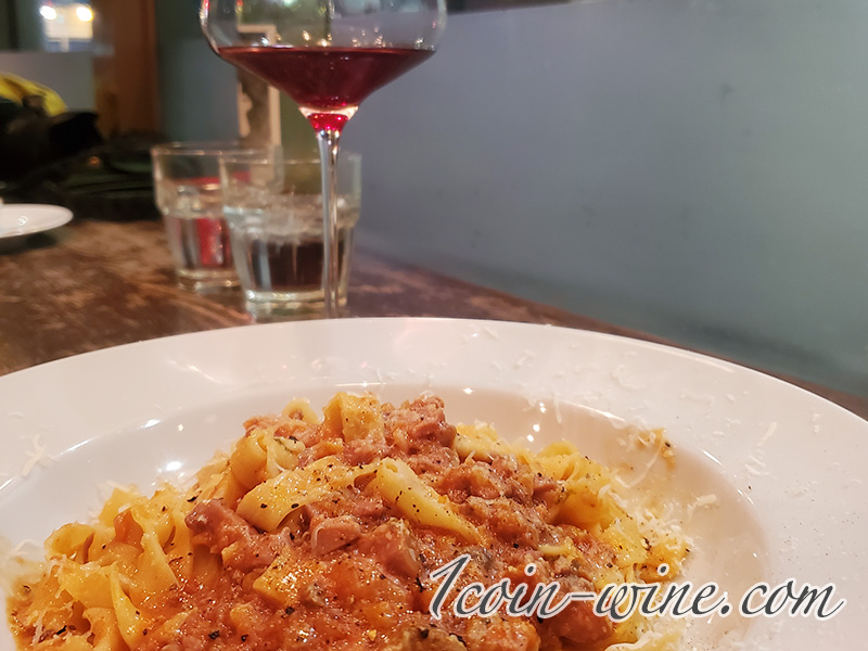Four Hearts Cafeのパスタとワイン