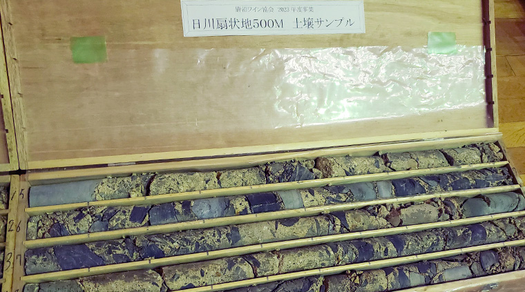 ボーリングコアから見た土壌分布 日川扇状地 500m 土壌サンプル(第46回甲州市勝沼ワインゼミナール)
