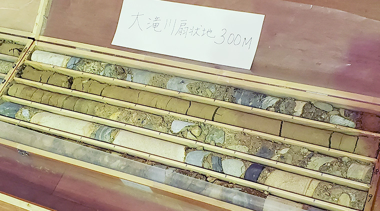 ボーリングコアから見た土壌分布 大滝川扇状地 300m 土壌サンプル(第46回甲州市勝沼ワインゼミナール)