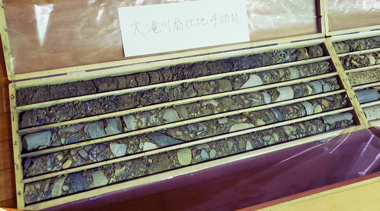 ボーリングコアから見た土壌分布 大滝川扇状地 400m 土壌サンプル(第46回甲州市勝沼ワインゼミナール)