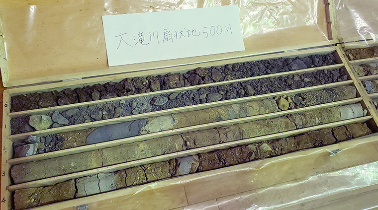 ボーリングコアから見た土壌分布 大滝川扇状地 500m 土壌サンプル(第46回甲州市勝沼ワインゼミナール)