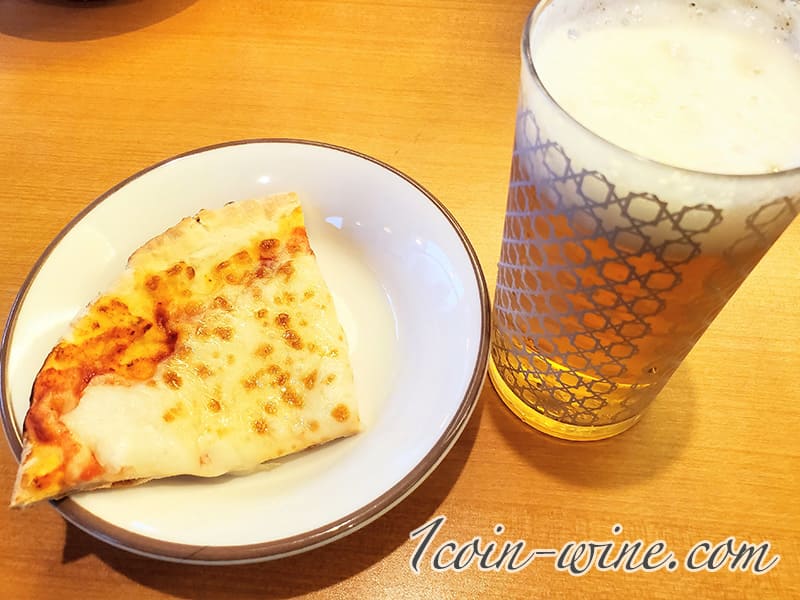 グラスビール & オリーブアンチョビのマルゲリータピザ