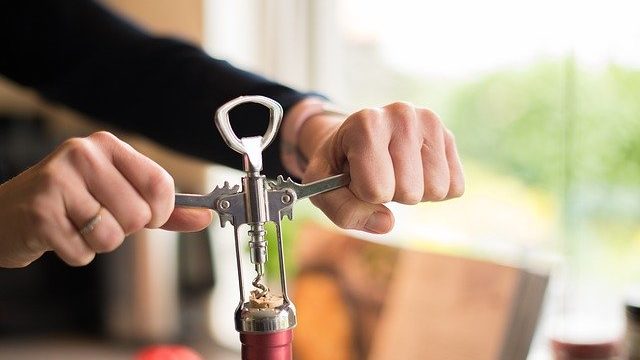 ワインオープナー（コルク抜き）がない時の開け方とは？コンビニで買うべきものは・・・