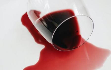 赤ワインの染み抜き10の方法 時間が経った染みも落ちる 炭酸水はng 元ソムリエ キジトラ猫の安ワイン日記